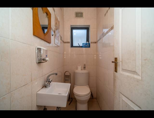 6 BEDROOM HOUSE FOR SALE IN CLARE ESTATE